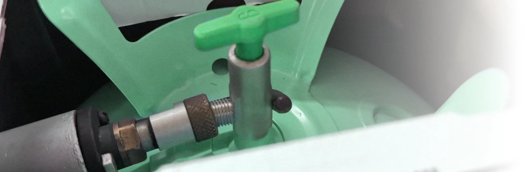 Professional refrigerant factory filling process with sealed valve protection and original cylinder packaging - Get Freon