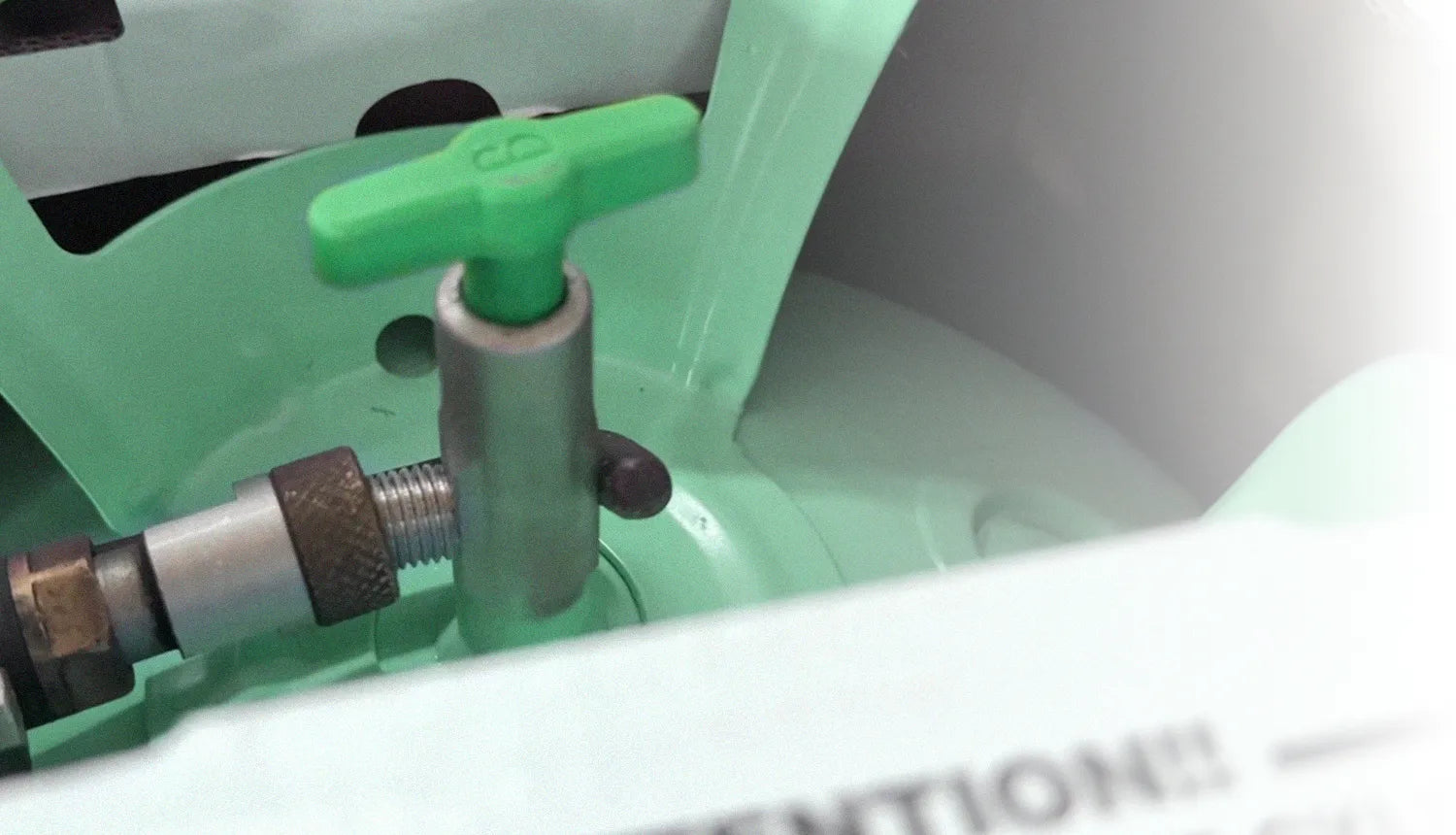 Professional refrigerant factory filling process with sealed valve protection and original cylinder packaging - Get Freon